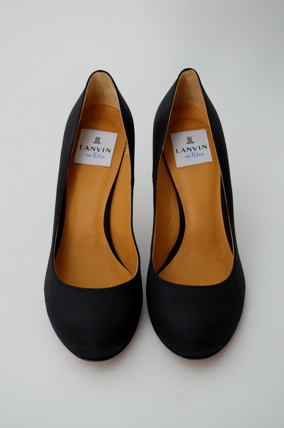 LANVIN en Bleu ブラックサテンパンプス(24cm)